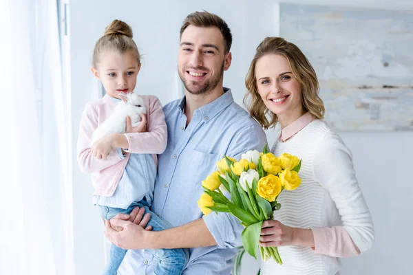 Familia Feliz Abrazando Sosteniendo Conejito Tulipanes —  Fotos de Stock