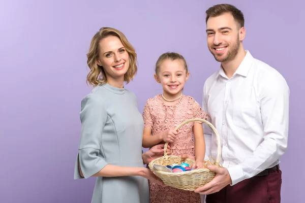 Padres Hija Con Cesta Pascua Con Huevos Colores Aislados Violeta — Foto de Stock