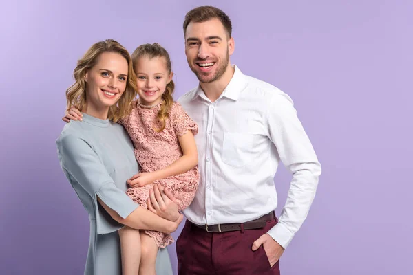 Sorridente Figlia Genitori Isolati Viola — Foto Stock