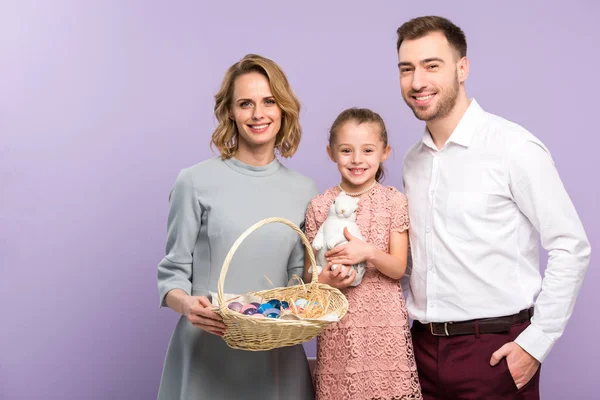 Rodiče Dcera Hospodářství Koš Velikonoční Vajíčka Izolované Fialové — Stock fotografie