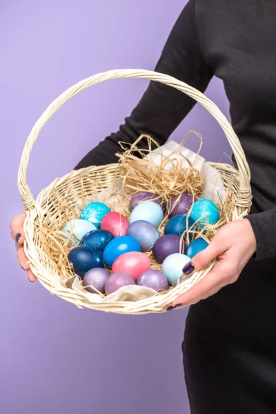 Sepette Menekşe Üzerinde Izole Paskalya Yumurtaları Tutan Kadın — Ücretsiz Stok Fotoğraf