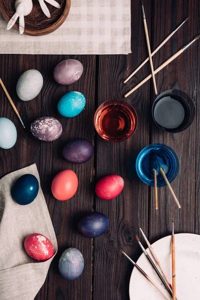 Πασχαλινά Αυγά Και Χρώμα Στο Ξύλινο Τραπέζι — Φωτογραφία Αρχείου