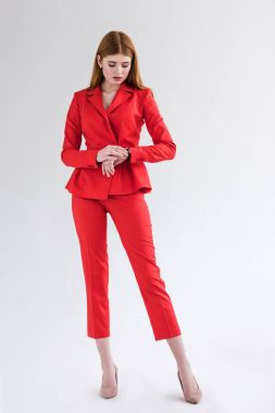 Kadın moda model gri izole kol saati bakarak