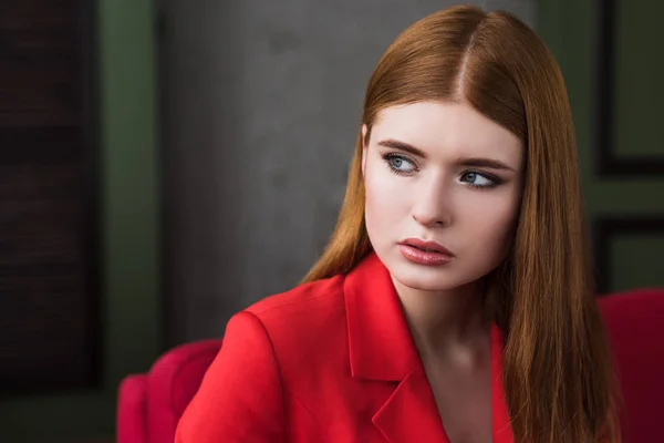 Jonge Vrouwelijke Fotomodel Gekleed Rood Jasje — Stockfoto
