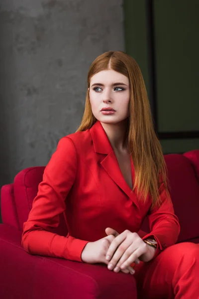 Elegante Mujer Joven Con Reloj Pulsera Vestido Con Traje Rojo —  Fotos de Stock