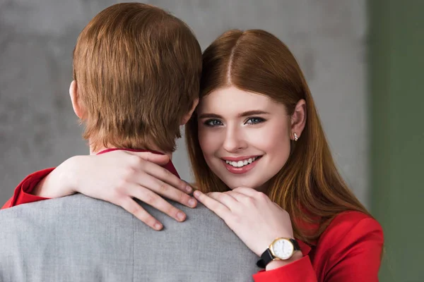 Sonriente Modelo Moda Femenina Con Reloj Pulsera Abrazando Novio —  Fotos de Stock