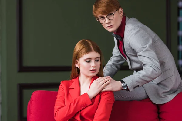 Giovane Maschio Con Orologio Polso Occhiali Che Tengono Mano Sulla — Foto Stock