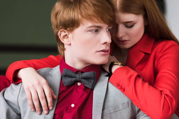 Retrato Hombre Joven Elegante Corbata Lazo Mujer Con Reloj Pulsera — Foto de Stock