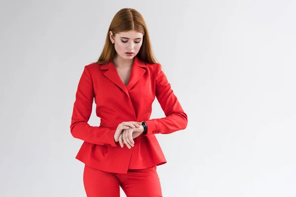 Tânără Femeie Elegantă Îmbrăcată Costum Uitându Ceasul Mână Izolat Gri — Fotografie, imagine de stoc