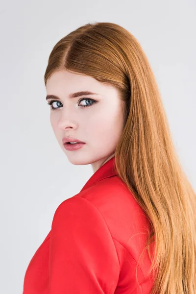 Jeune Femme Élégante Vêtue Une Veste Rouge Isolée Sur Gris — Photo