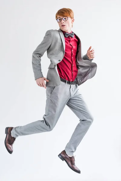 Saltando Modelo Moda Masculino Vestido Traje Aislado Gris — Foto de Stock