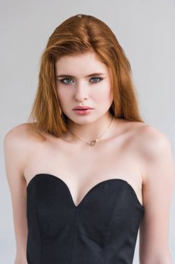 Kadın moda model gri izole elbiseli kolye ile portresi