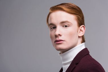 Genç erkek moda model gri izole portresi
