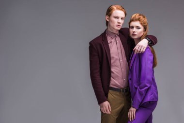 Genç şık erkek arkadaşı gri izole sarılma