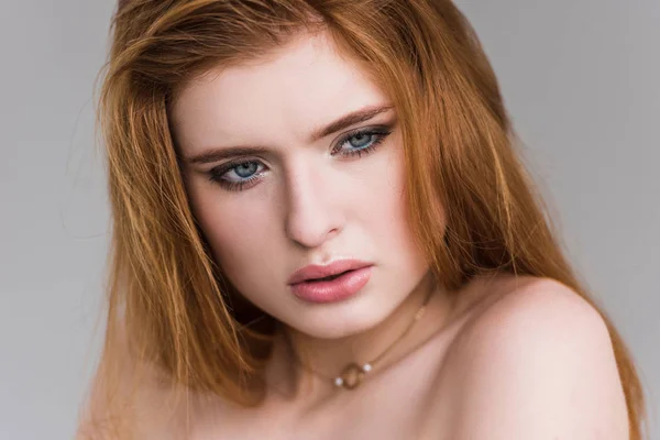 Unga Kvinnliga Mode Modell Med Halsband Isolerad Grå — Gratis stockfoto