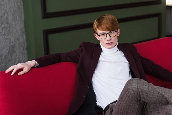 Junges Männliches Modemodel Mit Brille Sitzt Auf Couch — Stockfoto