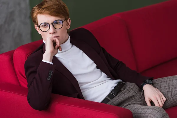 Junges Männliches Modemodel Mit Brille Sitzt Auf Couch — Stockfoto