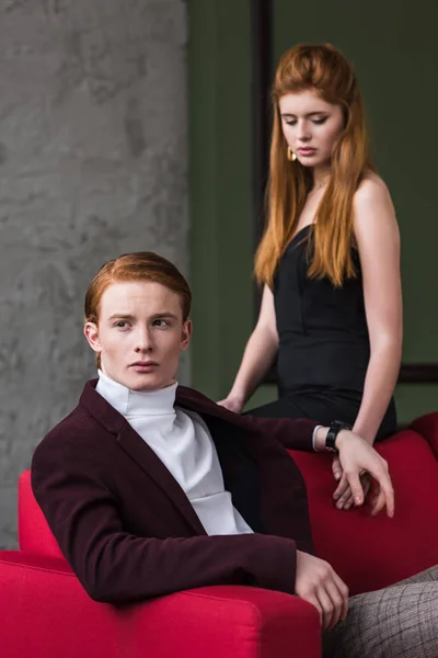 Junges Männliches Modemodel Sakko Mit Freundin Schwarzen Kleid — Stockfoto