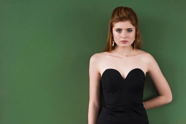 Junge Stilvolle Weibliche Modell Mit Ohrringen Und Halskette Isoliert Auf — Stockfoto