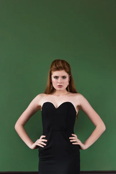 Kvinnligt Mode Modell Med Örhängen Klänning Grön — Stockfoto