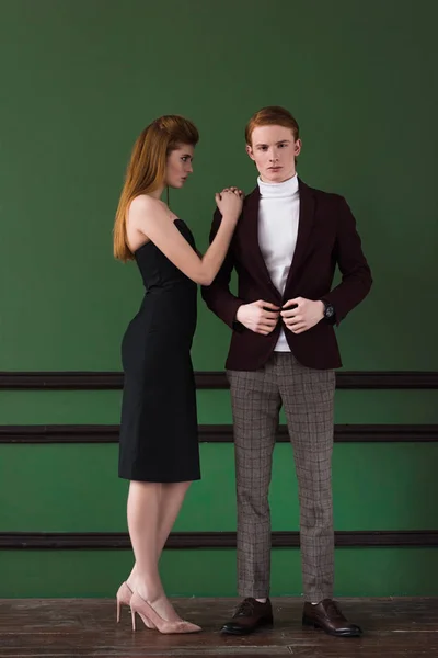 Stylisches Junges Model Schwarzen Kleid Mit Freund Vor Der Wand — kostenloses Stockfoto