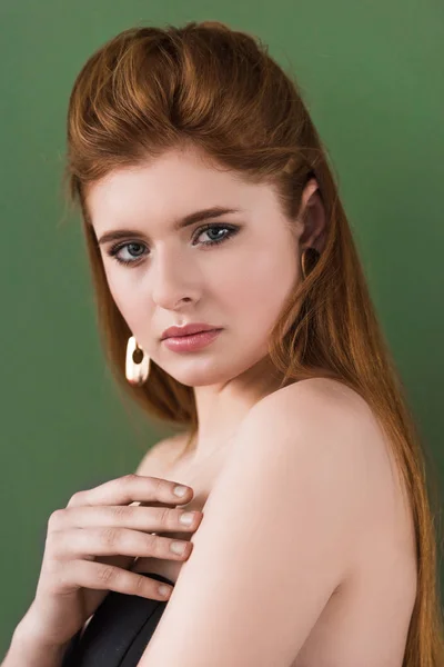 灰色带耳环的具有吸引力的年轻女性模型肖像 — 图库照片