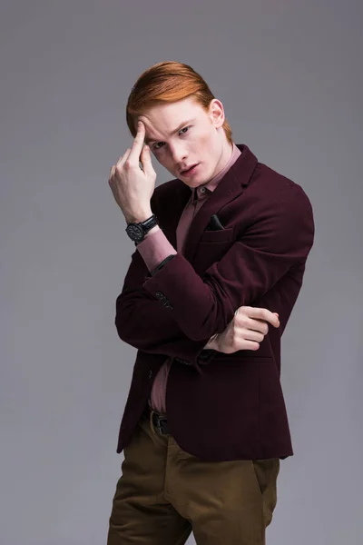 Männliche Mode Model Jacke Mit Finger Auf Der Stirn Isoliert — Stockfoto