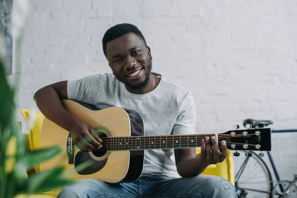Молодий Афроамериканський Чоловік Грає Гітарі Посміхається Камеру — стокове фото