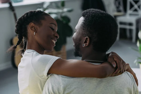 Vista Trasera Joven Pareja Afroamericana Abrazándose Sonriéndose Casa — Foto de Stock