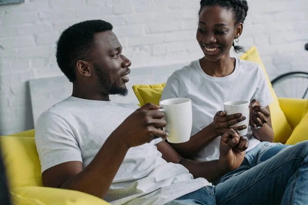 Jonge Afrikaanse Amerikaanse Echtpaar Koffie Drinken Glimlachen Elkaar Thuis — Stockfoto