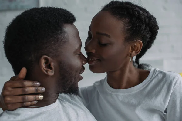 Mooie Gelukkige Jonge Afro Amerikaanse Paar Staat Kussen Thuis — Stockfoto