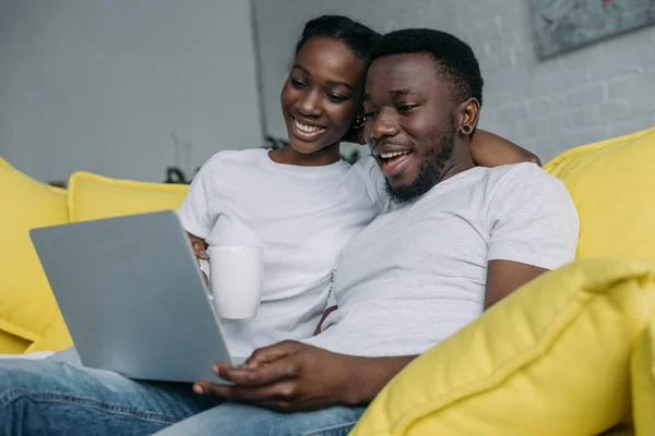Szép Boldog Fiatal Afro Amerikai Házaspár Használ Laptop Otthon Együtt — Stock Fotó