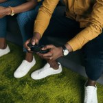 Ritagliato colpo di coppia afro-americana giocare con joystick insieme a casa