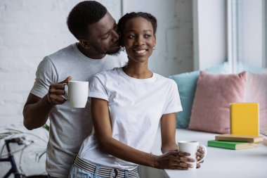 mutlu genç Afro-Amerikan çift birlikte evde kahve içme