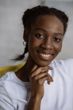 yakın çekim kameraya gülümseyen güzel Afro-Amerikan kız portresi