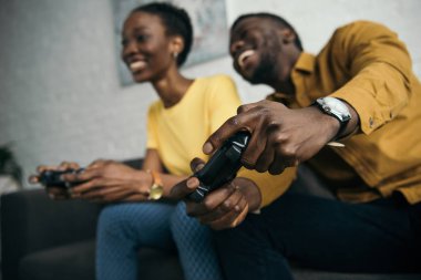 mutlu genç Afro-Amerikan çift joystick ile birlikte evde oynamak