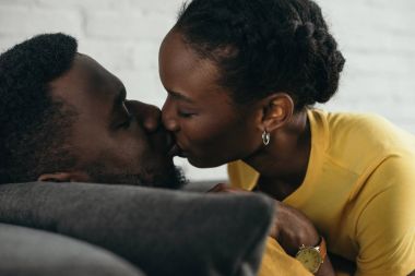 güzel genç Afro-Amerikan çift evde öpüşme yakından görmek