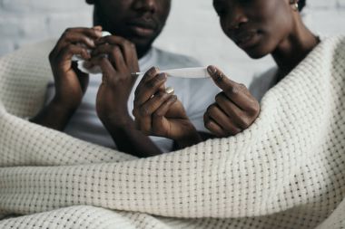 termometre gribi birlikte sahip iken kontrol genç Afro-Amerikan çift doz kırpılmış