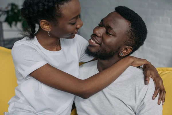 Jonge Afrikaanse Amerikaanse Echtpaar Witte Shirts Knuffelen Glimlachen Elkaar Thuis — Stockfoto