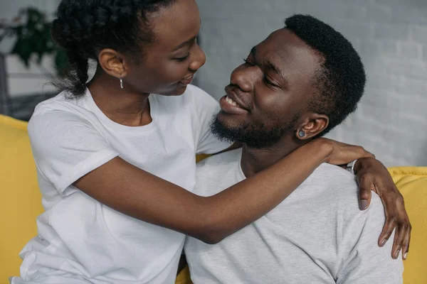 Jovem Casal Afro Americano Shirts Brancas Abraçando Sorrindo Uns Aos — Fotografia de Stock