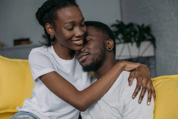 Hermosa Pareja Afroamericana Joven Feliz Camisetas Blancas Abrazándose Casa —  Fotos de Stock