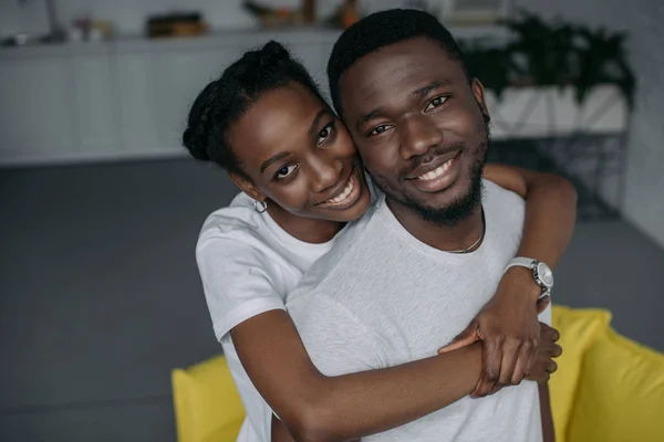 Mutlu Genç Afro Amerikan Çifte Sarılma Kameraya Gülümseyen — Stok fotoğraf
