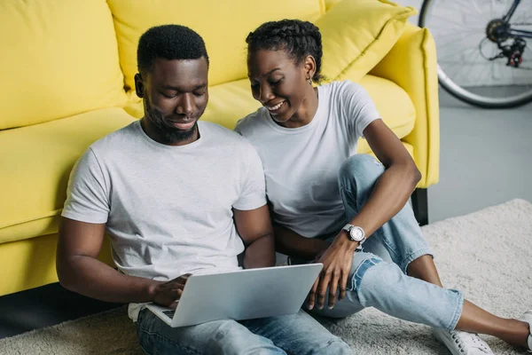 Glada Unga Afroamerikanska Par Vita Shirts Använder Laptop Tillsammans Hemma — Stockfoto