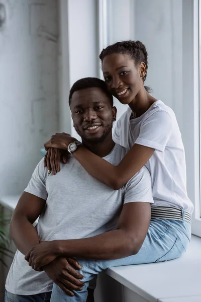 Hermosa Pareja Afroamericana Joven Camisetas Blancas Sonriendo Cámara Casa — Foto de Stock