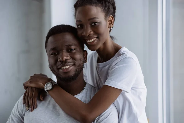 Feliz Joven Afroamericano Pareja Blanco Camisetas Abrazando Sonriendo Cámara — Foto de Stock