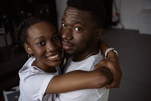 Belo Jovem Casal Afro Americano Abraçando Sorrindo Para Câmera — Fotografia de Stock