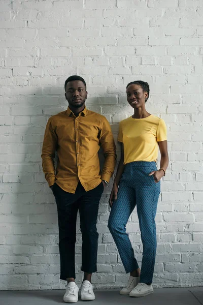 美丽的微笑年轻的非洲裔美国夫妇在黄色衬衫和 T恤看相机 — 图库照片