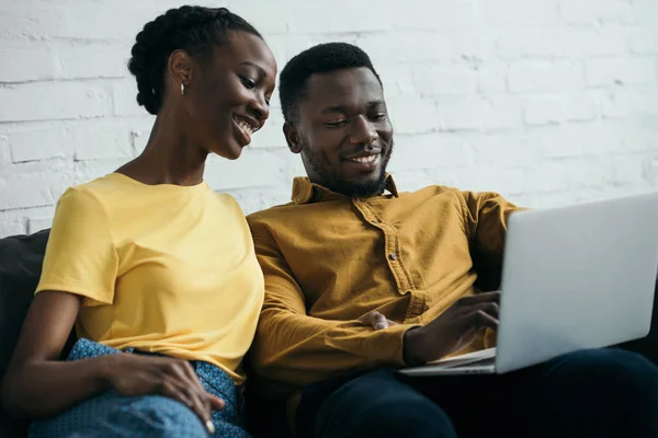 Happy Young African American Couple Using Laptop Together Home — Stock Photo, Image