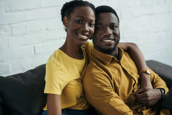 Feliz Jovem Casal Afro Americano Camisas Amarelas Abraçando Sorrindo Para — Fotografia de Stock