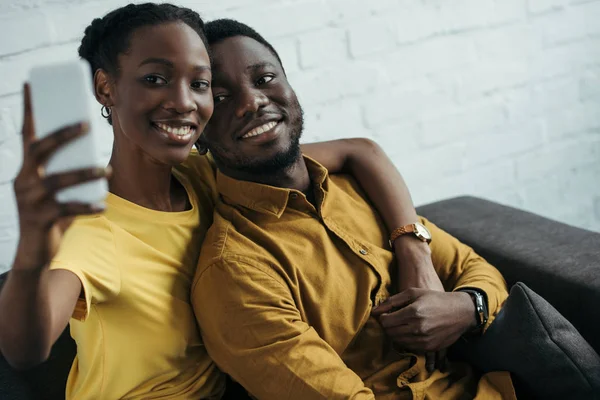 Gelukkige Jonge Afro Amerikaanse Paar Nemen Selfie Met Smartphone — Stockfoto